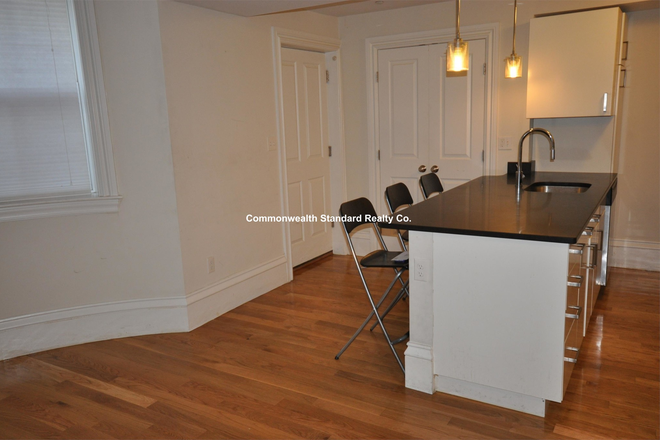 1 - Mass Ave Condo Quality 2 bedroom 2 full bath Walk to Campus 9/1 NO FEE!