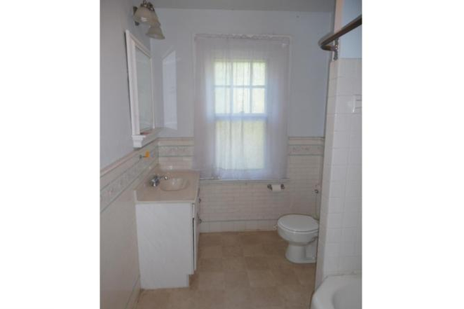 2nd floor bathroom - 2 roomates needed, 2 min walk from Drexel Elkins Park Campus House