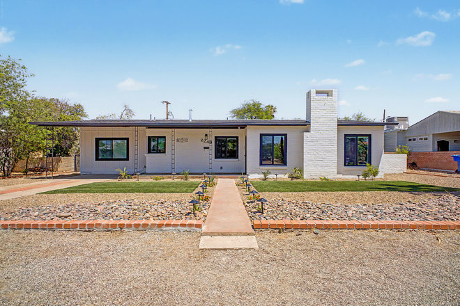 Beatifully updated home with tons of parking and great curb appeal! - 4 Bedroom 4 Bath Fully Renovated Home with a Huge Yard Right by Campus