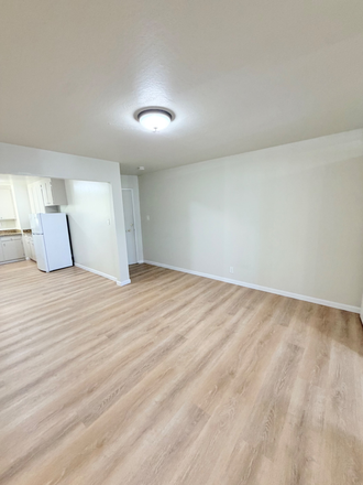 living - Apartment 1 block from Koret Center USF campus
