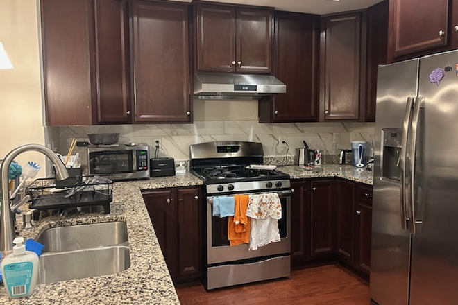 Kitchen - Spring sublet townhouse for rent near campus