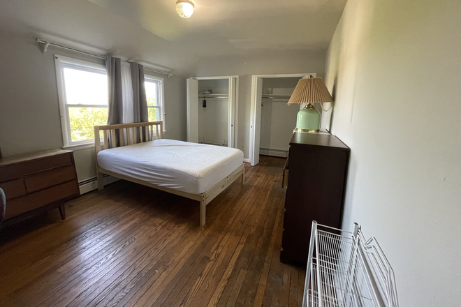 NW Bedroom - Room in a family home, minutes from campus, utilities included