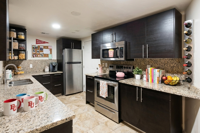 Unit - JUST LISTED AND WON'T LAST! BU CENTRAL! LUXURY OFF CAMPUS 2 BED 2 BATH ON THATCHER ST IN BROOKLINE!