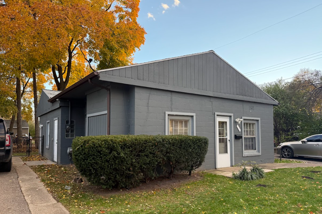 Exterior - 4 Bedroom House Near Campus
