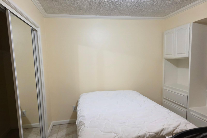 Bedroom Queen size bed $795 - TWO PRIVATE FURNISHED BEDROOMS W/SHARED BATH AVAILABLE WALKING DISTANCE TO UCR House