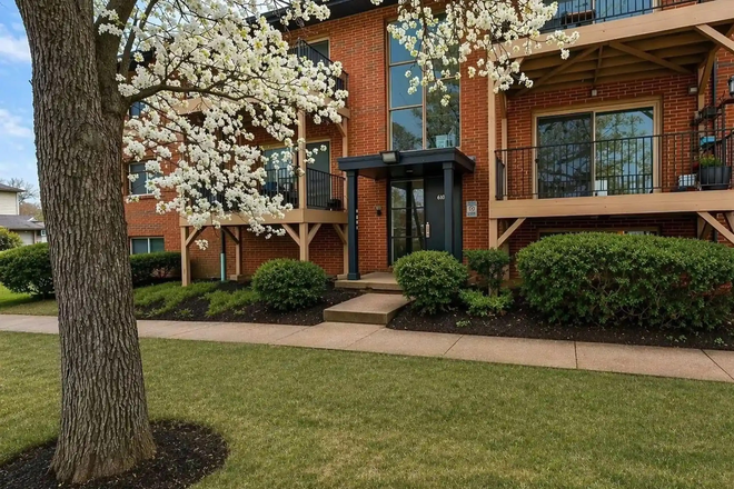 Front - Updated 2 Bedroom/2 Bath Apt w/ Balcony 10 mins from University