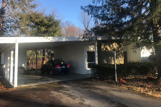 Front and carport - Housemate in Kaywood, Boalsburg