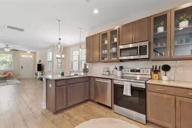 Kitchen - Clean & Stylish Fully Furnished Townhome in Park Circle