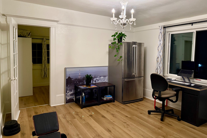 Mini Lounge with Study Desk - Cozy Private Suite in North Berkeley