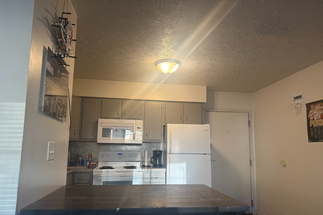 Kitchen - Andrew Place Apartments across from PMU 4 minute walk to campus