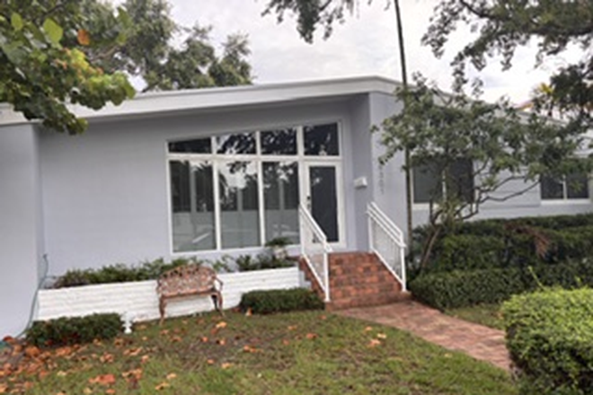Front of house. Parking in front of unit. - Beautiful 3/2 house near UM for rent