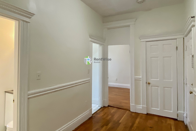 1 - Comm Ave 2 bed Split, Elevator, H/HW inc. Fitness Rm, No Fee Apartments