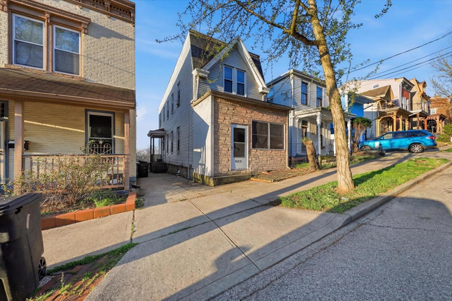 Exterior - 427 Warner St / 4 Bedroom 1.5 Bathroom with partially finished basement