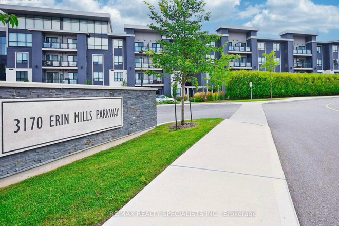 Outside Street View - Spacious 2 Bedroom 1.5 Bathroom Condo–5 min drive to UTM Campus