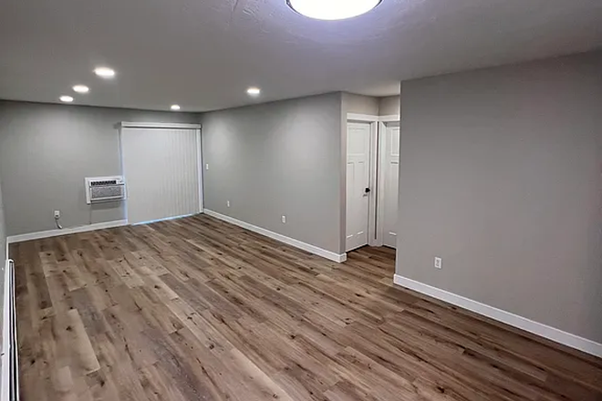 Living/dining (extra linen closet in hallway) - Private room in 2-bedroom apartment, 1 mile from campus