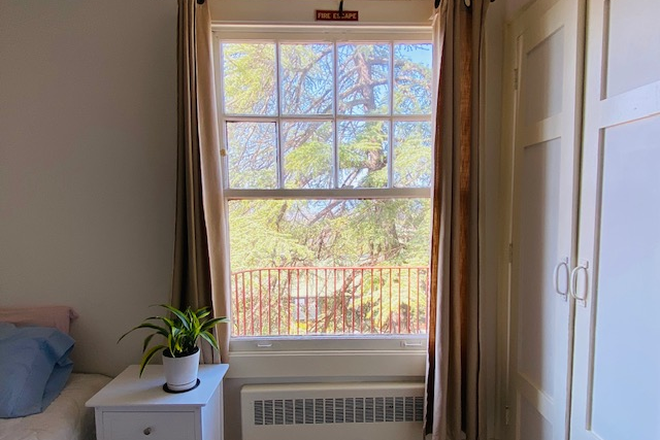 Bedroom - Single, Private Room 1 block from Campus Wifi & Utilities Included