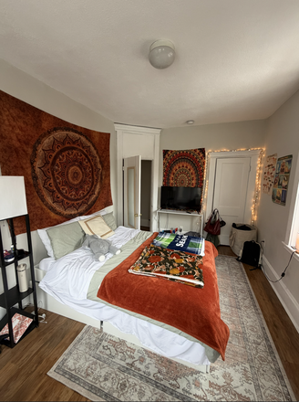 As of 2026, with queen-sized bed - Berklee-adjacent apartment in need of 1 roommate for Sept 2026