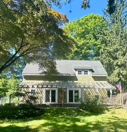 House with covered porch and side yard - Single family house in beautiful residential neighborhood walkable to campus and downtown