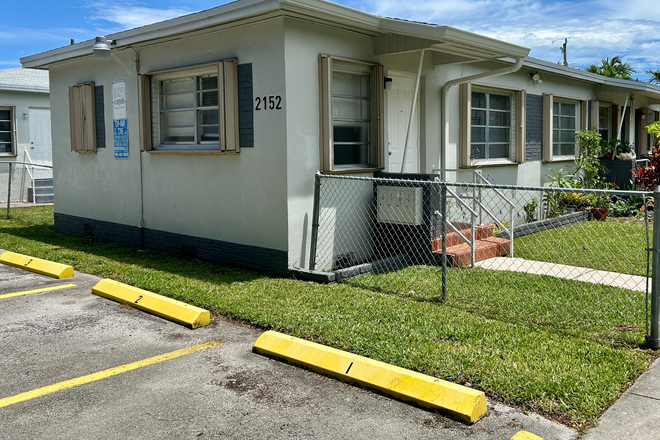 Front Unit in 1-story fourplex with Parking Spot - Charming Vintage 1BR in Shenandoah – Perfect for Med/Grad Students!