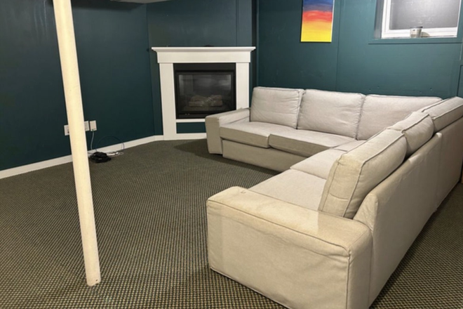 - - 4 BEDROOM WITH TWO BATHS JUNE 2027 Apartments