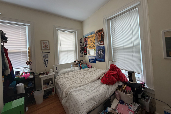 Bedroom - NEWLY AVAILABLE – Comfy Room in East Boston Share – 9/1 Move-In (SUBLET)