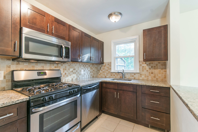 Kitchen - Perfect Princeton Location Apartments