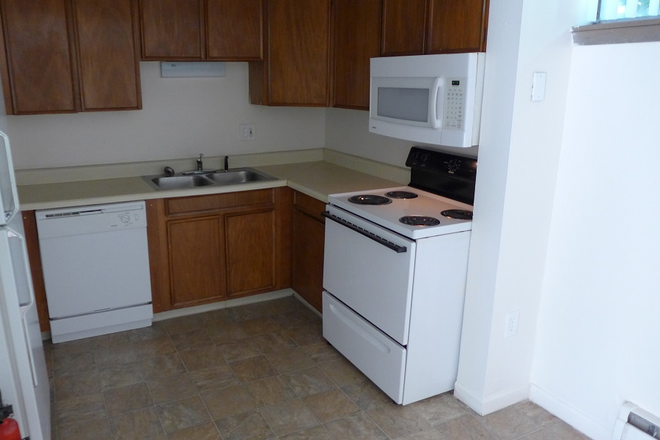 3 - AVAILABLE NOW!: 2655 Mapleton Ave #102 Apartments