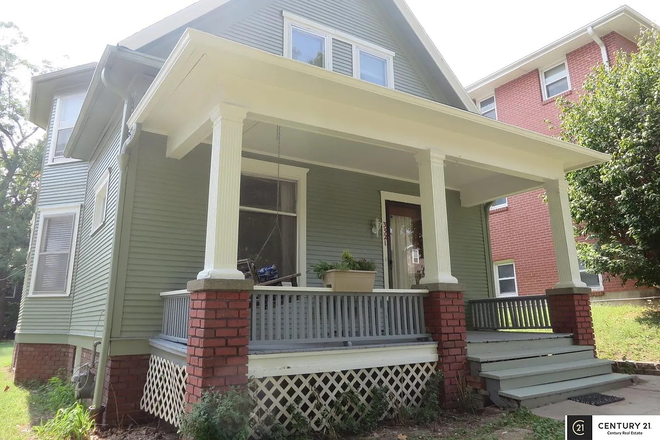Outside - FULL HOUSE FOR RENT – Perfect for Creighton, UNMC or UNO Students!