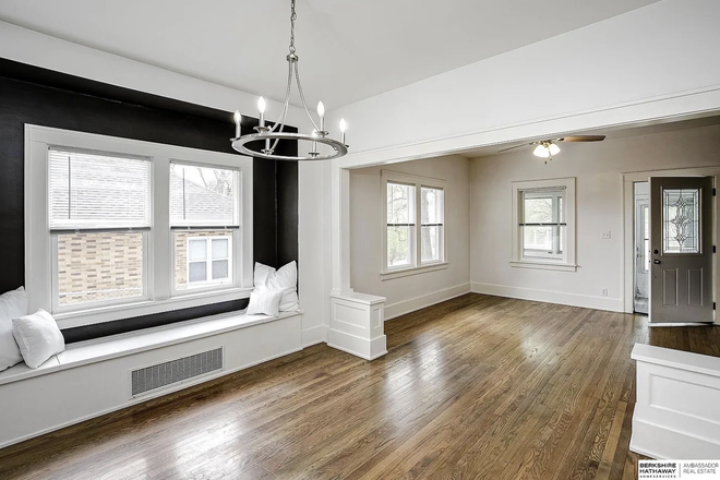 Dining room/ living room - Cute 4 bed 2 bath 10 minutes from campus House