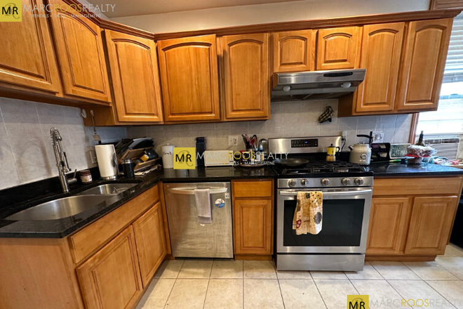 Call NOW for showings! 617-236-8550 - GIBBS ST - JUST OVER THE LINE FROM BU CAMPUS! LRG 5BR AVAIL *9/1/2026* W/ LNDRY IN BLDNG, EIK, DW!