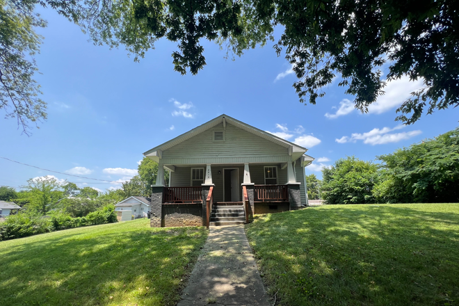 Front - Private bedroom in a 3 bed/2bath house