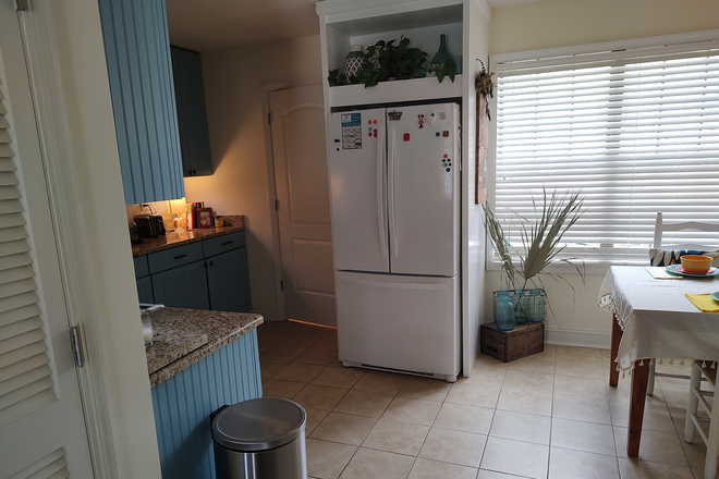 Kitchen - Cute Townhouse Located 12 Minutes to MUSC and 8 Minutes From Folly Beach