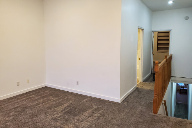 Extra Back Room/Office - Private 2-Room Suite (second floor) House-Share, Near UBalt Campus JHU Shuttle