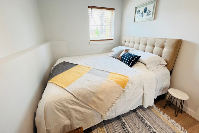 bed - New private in-law unit! Summer/ Fall Semester rental, fully furnished, all included