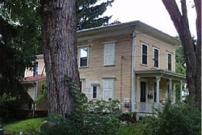 4BR apts. walk-UMASS/Amherst C. & Town - 65 Taylor St, Amherst 4 BR. in town, washer/dryer, driveway Apartments