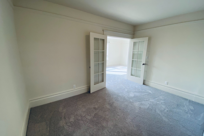 Bedroom - 4 Bedroom/ 2 Bathroom Unit > 1mi from campus