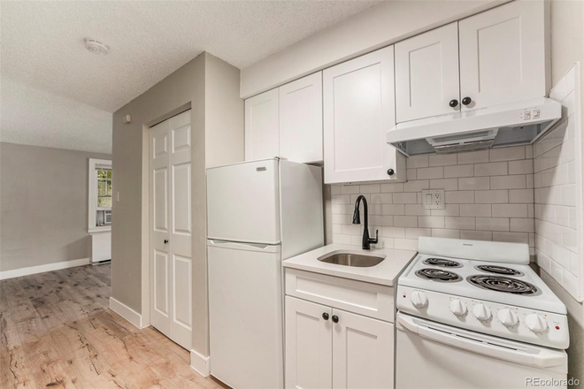 Kitchen - Modern Studio - 1 block from Campus Apartments