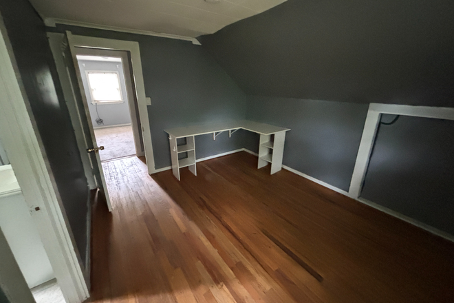 Room 2 - House/20 min drive to campus