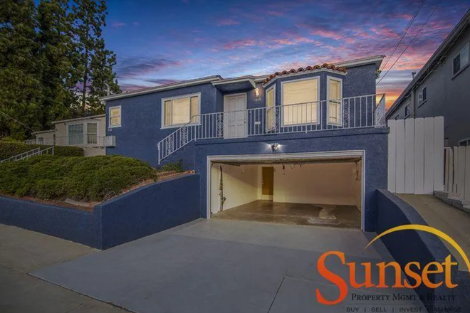 Outside of house - Private studio in Banker's Hill right by the I-5