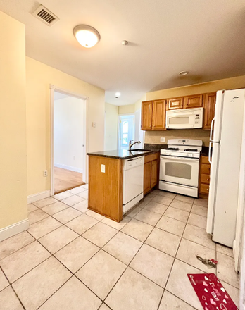 . - *NO BROKERS FEE!* Bright and sunny 3 bedroom/1 bathroom apartment close to campus