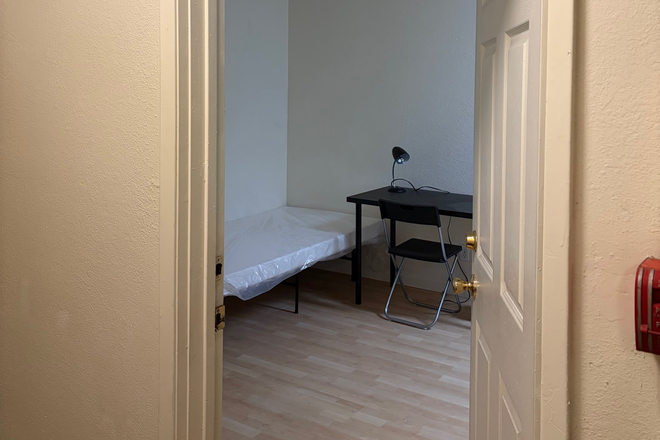 Apartment Door - Cozy studio and convenient location in Downtown Berkeley