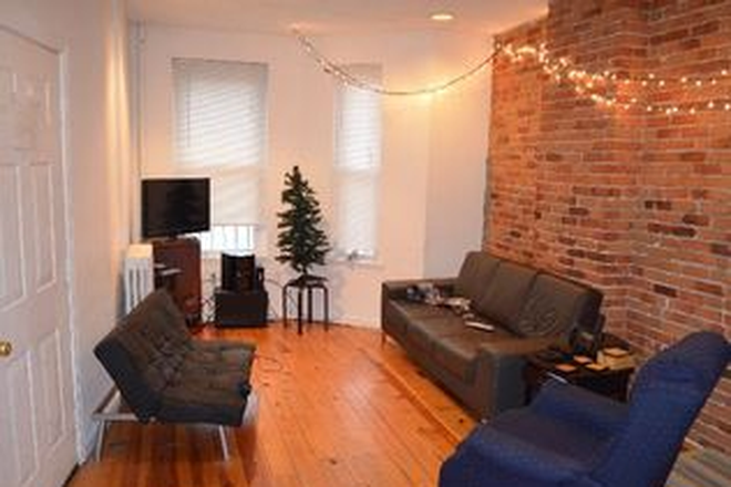 hubrealtyproperties.com - Large newly updated 4 bedroom 2 bathroom duplex, close to campus Apartments