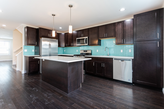 Kitchen - Luxury 4BR/4.5BA Townhouse-Style Unit with En-Suite Bedrooms, Parking & Deck