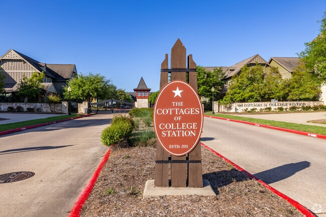 Front of the property close to the bus stop - The cottages at College Station