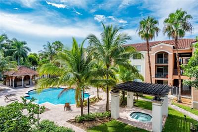 Apartment overlooks Pool Area - Gables Court 1bdrm/1bath