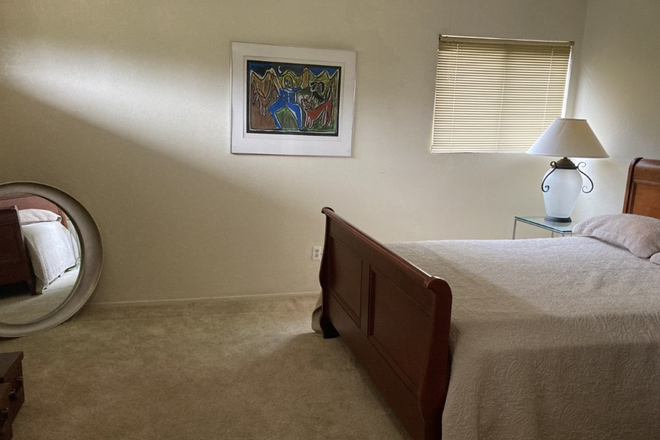 Lots of light from windows and sky light. - Large room for rent in large house in La Jolla (Mt. Soledad area) close to campus