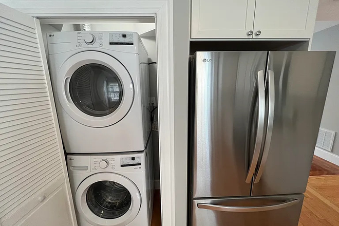 in-unit laundry - Sunny Furnished Room in Somerville — Sublease Sep 5–Dec (Flexible) Apartments