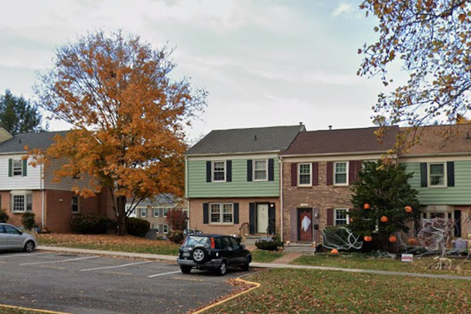 Outside street view. Townhouse furthest to the left. - Townhosue in Hethwood