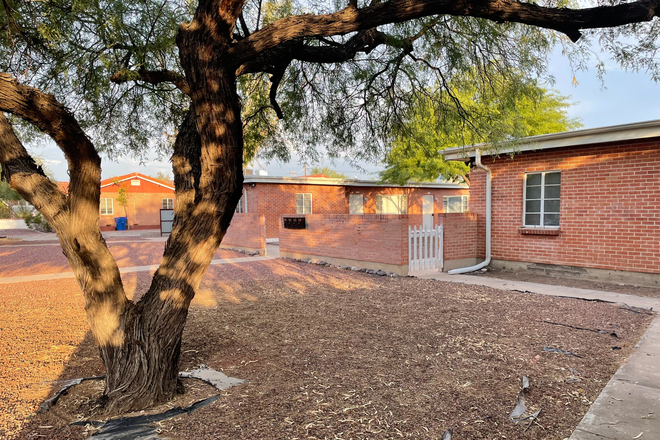 Mature Trees - Quiet, Convenient Duplex (only 4 units in complex)