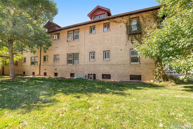 Outdoor back - Modern Studio - 1 block from Campus Apartments